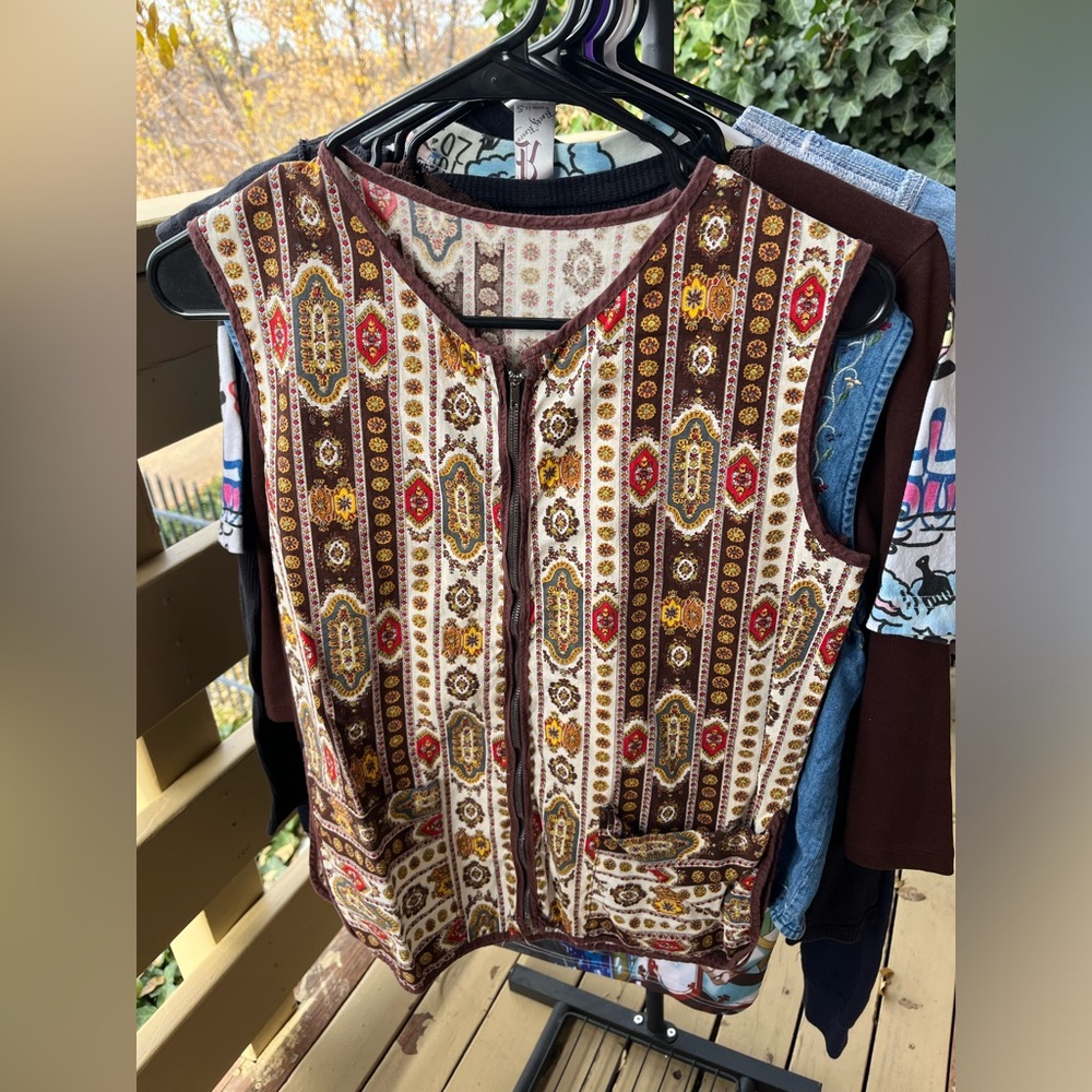 Zip up pattern top with pocket